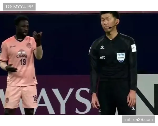 特写：VAR长时间介入检查，成都蓉城对阵河南比赛中断八分钟